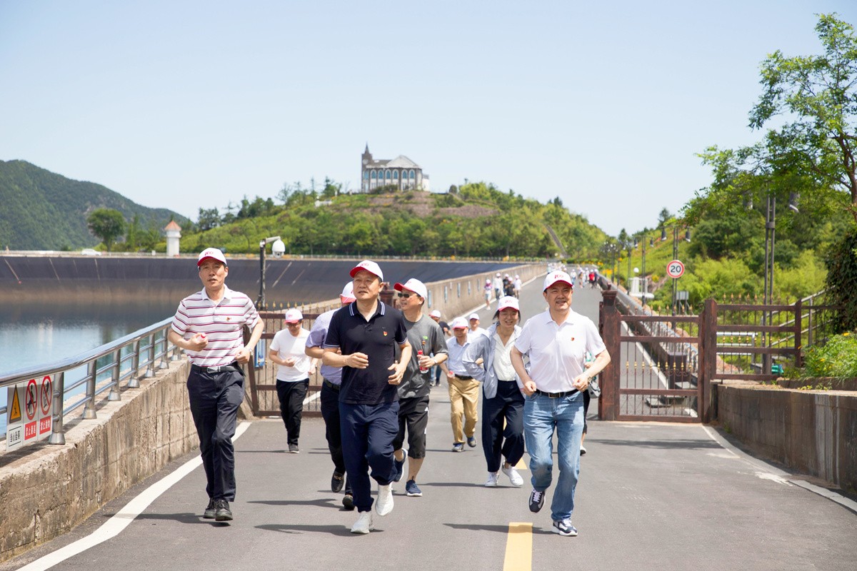 天池跑步_副本.jpg