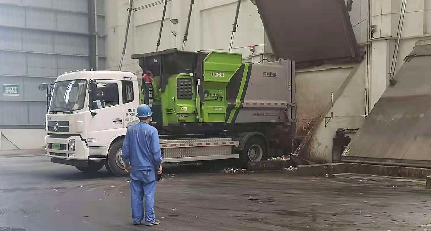 垃圾车卸料.jpg